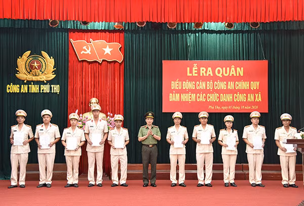 Đại tá Phạm Trường Giang, Giám đốc Công an tỉnh trao quyết định điều động các đồng chí Công an chính quy đảm nhiệm các chức danh Công an xã, thị trấn.