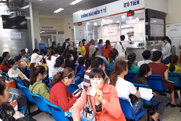 Chi phí khám chữa bệnh BHYT vượt quỹ, vượt trần hàng trăm tỷ đồng. Ảnh minh họa.