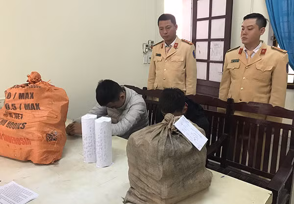 Hai học sinh tại cơ quan Công an.