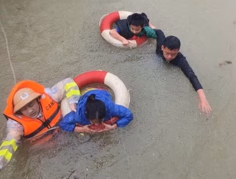 Công an Cẩm Xuyên băng mình cứu dân.