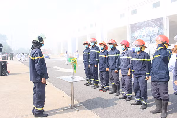 Đám cháy ngày càng lớn, Công an tỉnh Vĩnh Phúc huy động nhiều CBCS, phương tiện chữa cháy đến hiện trường.