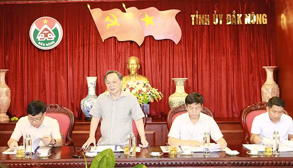 Ông Lê Diễn - Bí thư Tỉnh ủy, Chủ tịch HĐND tỉnh Đăk Nông hoan nghênh Tập đoàn Sao Mai đầu tư dự án năng lượng mặt trời vào tỉnh Đăk Nông.