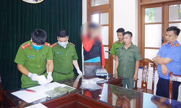 Đối tượng Lý Văn Tạ và tang vật. Đối tượng Lý Văn Tạ và tang vật.