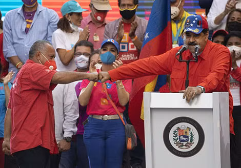 Tổng thống Venezuela Nicolás Maduro bắt tay người ủng hộ.