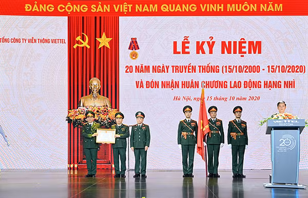 Trung tướng Hoàng Xuân Chiến, Ủy viên Trung ương Đảng, Thứ trưởng Bộ Quốc phòng đã gắn Huân chương Lao động hạng Nhì vào quân kỳ Quyết thắng cho Tổng Công ty Viễn thông Viettel .