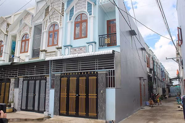 Dãy nhà gồm 35 căn liền kề được xây dựng trái phép tại phường An Hòa, TP Biên Hòa, tỉnh Đồng Nai.