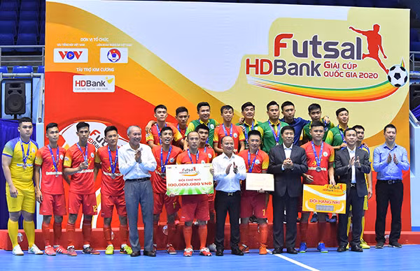 Đại diện lãnh đạo VOV, VFF, Sở VHTT&DLtỉnh Đak Lak và nhà tài trợ kim cương HDBank trao giải Nhì cho CLB Savinest Sanatech Khánh Hoà, kèm 100 triệu đồng tiền thưởng.