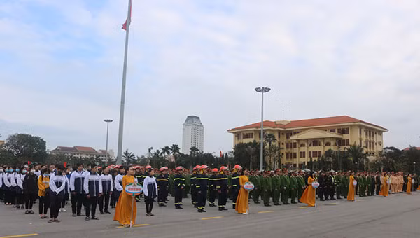 Đại diện các cơ quan, đơn vị tham dự buổi lễ.