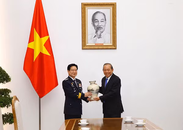 Phó Thủ tướng Thường trực Chính phủ Trương Hòa Bình tặng quà lưu niệm Tư lệnh Kim Chang Yong Phó Thủ tướng Thường trực Chính phủ Trương Hòa Bình tặng quà lưu niệm Tư lệnh Kim Chang Yong