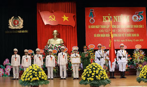 Thứ trưởng Nguyễn Duy Ngọc trao tặng Huân chương Bảo vệ Tổ quốc hạng Ba cho Trường Cao đẳng CSND I.