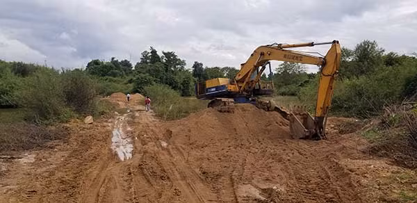 Vị trí khai thác, tập kết cát và phương tiện máy múc nằm cách trụ sở UBND xã khoảng 300m.