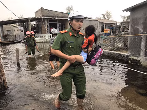 Công an huyện Phú Vang giúp di dời người, tài sản đến nơi tránh trú bão an toàn. Công an huyện Phú Vang giúp di dời người, tài sản đến nơi tránh trú bão an toàn.