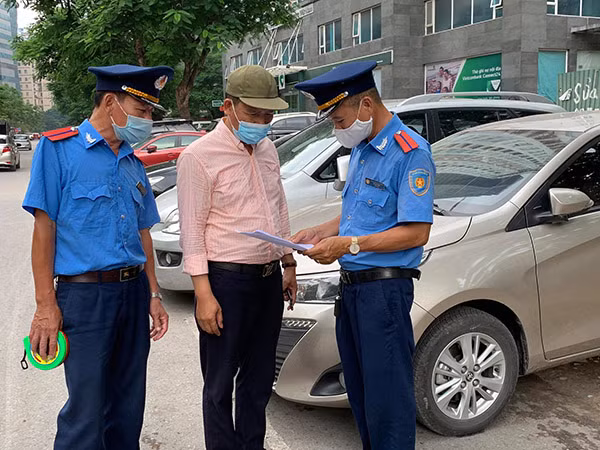 Thanh tra Sở GTVT Hà Nội kiểm tra phát hiện bãi trông xe trên đường Hoàng Đạo Thúy sử dụng quá diện tích cấp phép. Thanh tra Sở GTVT Hà Nội kiểm tra phát hiện bãi trông xe trên đường Hoàng Đạo Thúy sử dụng quá diện tích cấp phép.