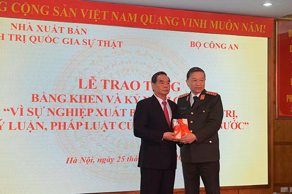 Bộ trưởng Tô Lâm tặng Đại tướng Lê Hồng Anh sách của Bộ Công an.