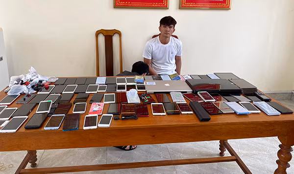 Đối tượng Nguyễn Đình Trưởng và tang vật vụ trộm.