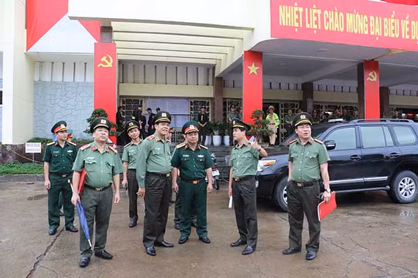 Thiếu tướng Võ Trọng Hải kiểm tra công tác đảm bảo ANTT tại Nhà văn hóa lao động tỉnh Nghệ An.