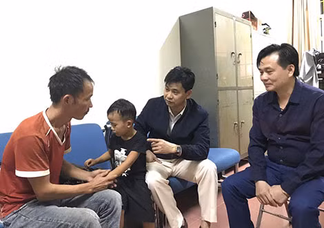 Đại tá Lưu Hồng Quảng và Đại tá Trần Quốc Huy bàn giao cháu bé cho gia đình anh Lừu Xuân Về. Đại tá Lưu Hồng Quảng và Đại tá Trần Quốc Huy bàn giao cháu bé cho gia đình anh Lừu Xuân Về.