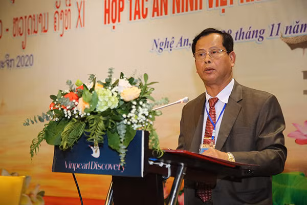 Trung tướng Kông-thoong Phông-vi-chit, Thứ trưởng Bộ Công an Lào phát biểu bế mạc Hội nghị. Trung tướng Kông-thoong Phông-vi-chit, Thứ trưởng Bộ Công an Lào phát biểu bế mạc Hội nghị.