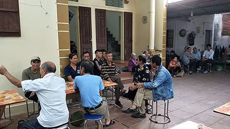 Người dân đến chia buồn với gia đình.