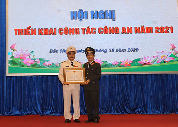 Thừa uỷ quyền của Chủ tịch nước, Thứ trưởng Nguyễn Văn Sơn trao Huân chương Bảo vệ Tổ quốc tặng Đại tá Nguyễn Văn Toan.