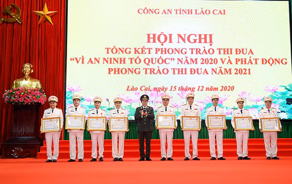 Thừa ủy quyền của Chủ tịch nước, Thứ trưởng Lương Tam Quang trao tặng Huy chương “Vì An ninh Tổ quốc” cho 9 cá nhân. Thừa ủy quyền của Chủ tịch nước, Thứ trưởng Lương Tam Quang trao tặng Huy chương “Vì An ninh Tổ quốc” cho 9 cá nhân.