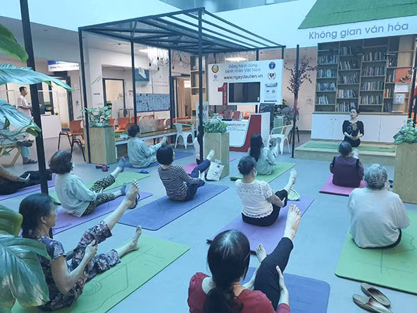 ... và tập yoga miễn phí tại “Không gian văn hóa” của Bệnh viện Lão khoa Trung ương.