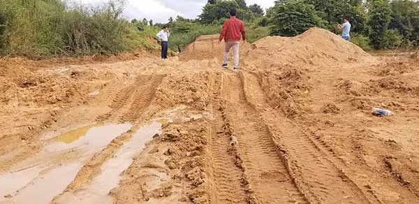 Dấu vết của phương tiện vận tải hạng nặng ra-vào in hằn trên đất.