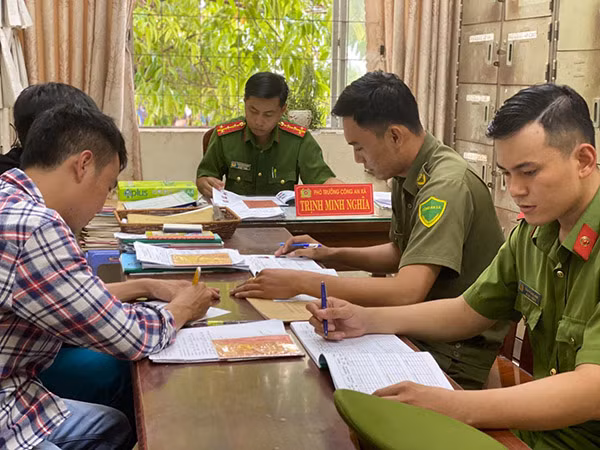 Người dân đến đăng ký tạm trú tại Công an xã Phước Lợi.