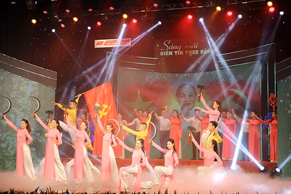 Liên khúc mở màn chương trình “Sáng mãi niềm tin theo Đảng”. Liên khúc mở màn chương trình “Sáng mãi niềm tin theo Đảng”.