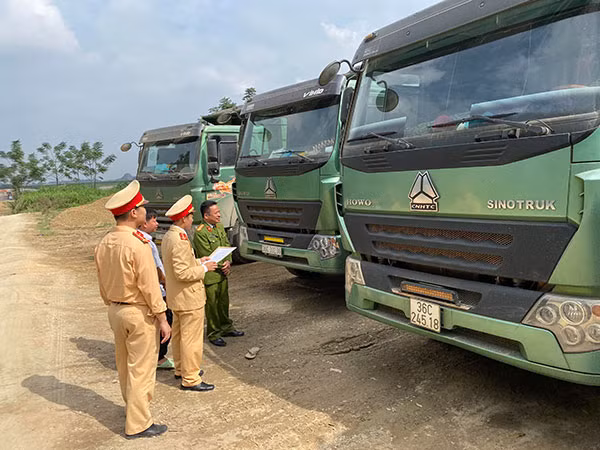 Lực lượng Cảnh sát giao thông tuần tra kiểm soát xử lý nghiêm các xe tải chở quá tải trọng.