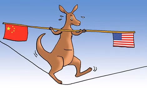 Biếm họa mô tả việc Australia đang ở vào thế đi trên dây trong mỗi quan hệ với Mỹ và Trung Quốc.