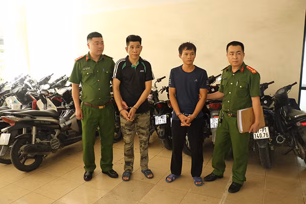 2 đối tượng trộm xe máy Trần Văn Huy và Nguyễn Văn Hoàng bị bắt giữ.