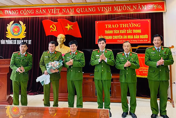 Đại tá Khương Duy Oanh trao thưởng cho Văn phòng Cơ quan CSĐT Công an tỉnh...