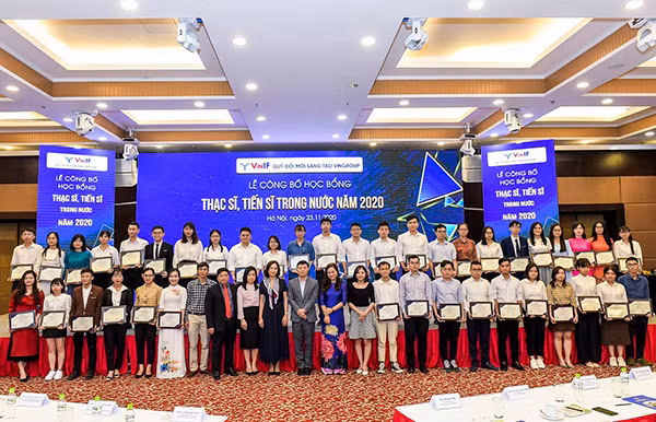 Năm 2020, Quỹ Đổi mới sáng tạo Vingroup VinIF trao gần 40 tỉ đồng cho 293 học viên cao học, nghiên cứu sinh trong nước. Năm 2020, Quỹ Đổi mới sáng tạo Vingroup VinIF trao gần 40 tỉ đồng cho 293 học viên cao học, nghiên cứu sinh trong nước.