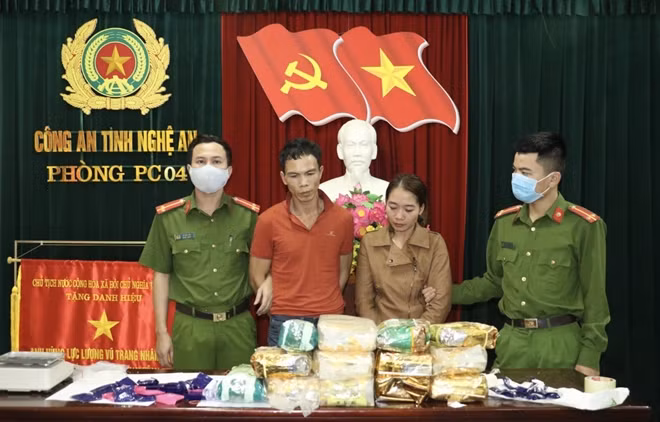 Vi Văn Hợi, Vi Thị Phương (giữa) và tang vật tại cơ quan Công an.