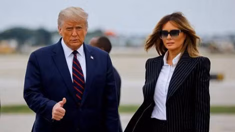 Tổng thống Trump và phu nhân cùng có kết quả dương tính với COVID-19 ngày 1-10. Tổng thống Trump và phu nhân cùng có kết quả dương tính với COVID-19 ngày 1-10.