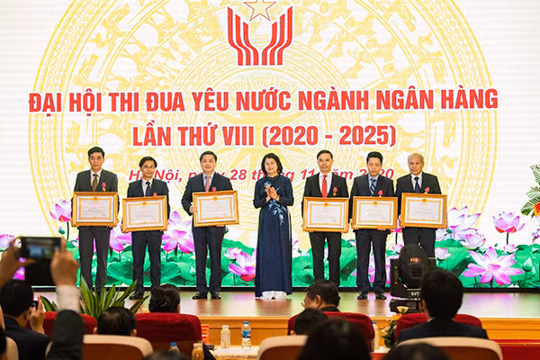 Phó Chủ tịch nước Đặng Thị Ngọc Thịnh trao tặng bằng khen cho các tập thể, cá nhân.