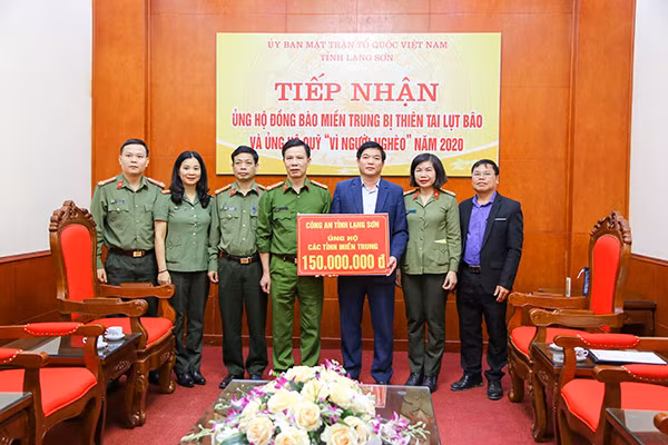 Ủy ban Mặt trận Tổ quốc Việt Nam tiếp nhận số tiền ủng hộ 150 triệu đồng của Công an tỉnh Lạng Sơn
