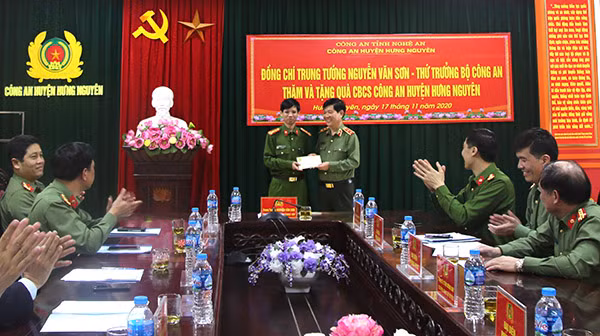 Trao tặng quà cho Công an huyện Hưng Nguyên. Trao tặng quà cho Công an huyện Hưng Nguyên.