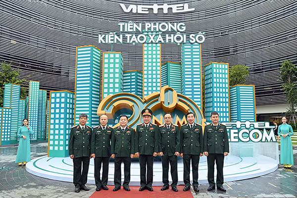 Trung tướng Hoàng Xuân Chiến, Ủy viên Trung ương Đảng, Thứ trưởng Bộ Quốc phòng chụp ảnh lưu niệm cùng lãnh đạo Tập đoàn Công nghiệp- Viễn thông Quân đội Viettel.