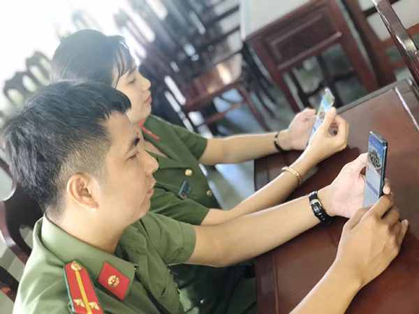 Cán bộ Công an huyện Đông Hải theo dõi tin báo của người dân về tình hình ANTT trên địa bàn qua ứng dụng Zalo.