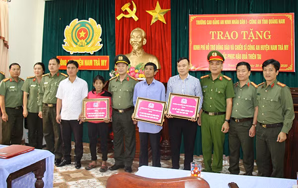 Đoàn công tác của Trường Cao đẳng ANND I tặng quà cho bà con bị thiệt hại do lũ lụt tại huyện Nam Trà My.