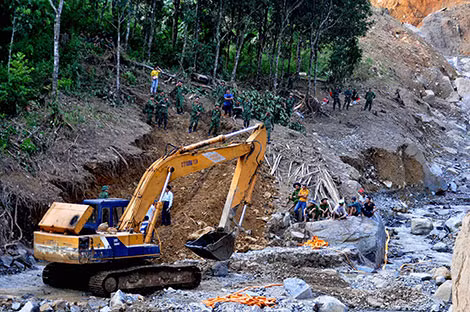 Lực lượng công an, quân đội tiếp tục tìm kiếm người bị nạn trong những vụ sạt lở vừa qua.
