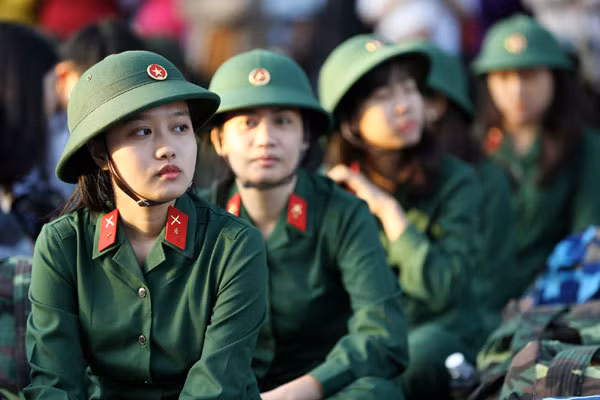 Ảnh minh hoạ: Không hiếm những cô gái trẻ xung phong nhập ngũ. Ảnh minh hoạ: Không hiếm những cô gái trẻ xung phong nhập ngũ.