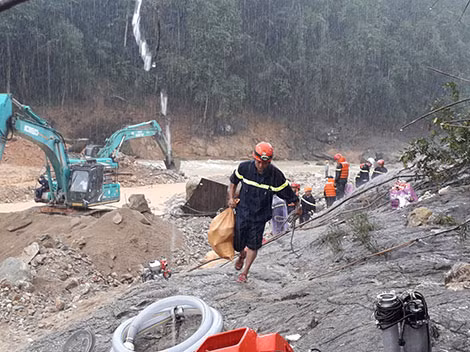 Trời mưa lớn nhưng cán bộ chiến sĩ Công an tỉnh Thừa Thiên-Huế vẫn bám hiện trường cùng các đơn vị tìm kiếm người mất tích ở Rào Trăng 3.