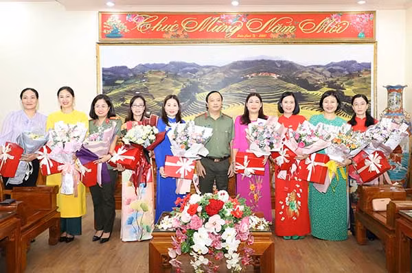 Đại tá Đặng Hồng Đức tặng hoa chúc mừng các đồng chí nữ Ủy viên BTV Tỉnh ủy và Ủy viên Ban Chấp hành Đảng bộ tỉnh nhân kỷ niệm Ngày Thành lập Hội Liên hiệp Phụ nữ Việt Nam.