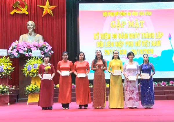 Đồng chí Thượng tá Nguyễn Thị Thu Thủy, Chủ tịch Hội Phụ nữ Công an tỉnh trao tặng kỷ niệm chương “Vì sự tiến bộ của phụ nữ Việt Nam” cho 7 hội viên Hội phụ nữ Công an tỉnh.