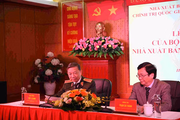 Bộ trưởng Tô Lâm và đồng chí Phạm Chí Thành chủ trì buổi lễ.