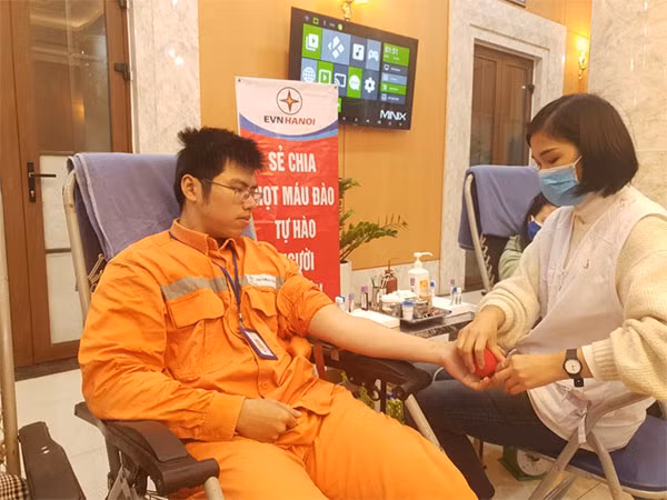 Cán bộ EVNHANOI tham gia hiến máu.