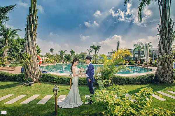Cặp đôi có thể lựa chọn bể bơi nước mặn lớn nhất Việt Nam tại FLC Sầm Sơn, bể bơi vô cực tại FLC Hạ Long hay bể bơi bốn mùa độc đáo tại FLC Vĩnh Phúc, FLC Quy Nhơn. (Ảnh: FLC Vĩnh Phúc - Caro Studio).